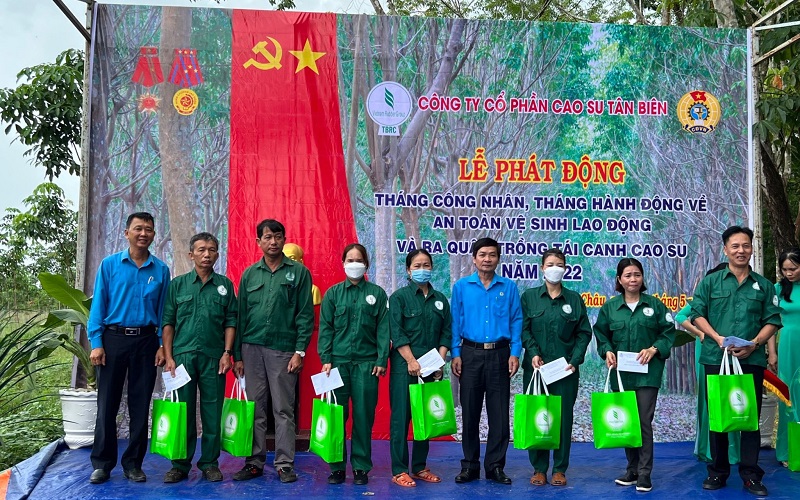 Chăm lo đời sống công nhân dân tộc thiểu số